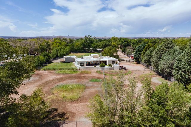 1718 Avenida Las Campanas NW, Los Ranchos, NM 87107