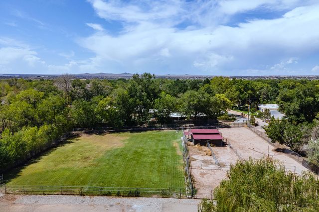 1718 Avenida Las Campanas NW, Los Ranchos, NM 87107