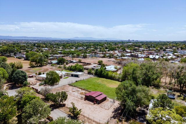 1718 Avenida Las Campanas NW, Los Ranchos, NM 87107
