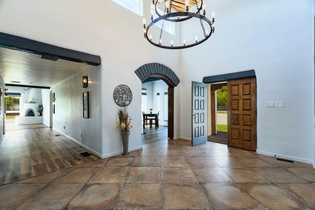 1718 Avenida Las Campanas NW, Los Ranchos, NM 87107