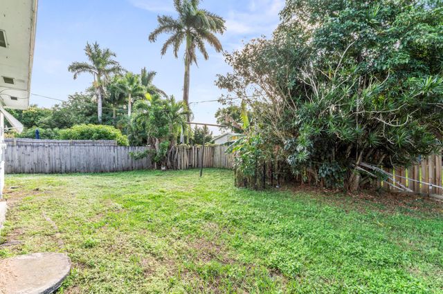 337 E Lake Road, Palm Springs, FL 33461