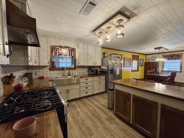 220 Lark Dr, Lockport, LA 70374