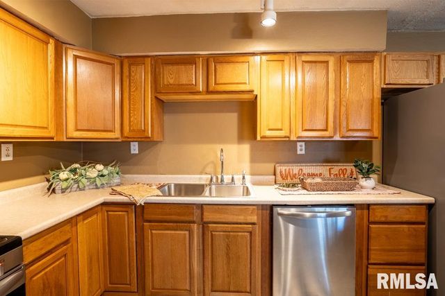 1401 S THOMAS Street, Carterville, IL 62918