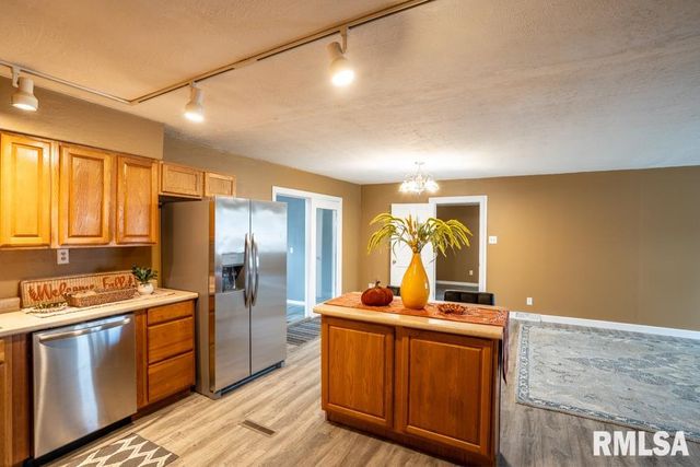 1401 S THOMAS Street, Carterville, IL 62918