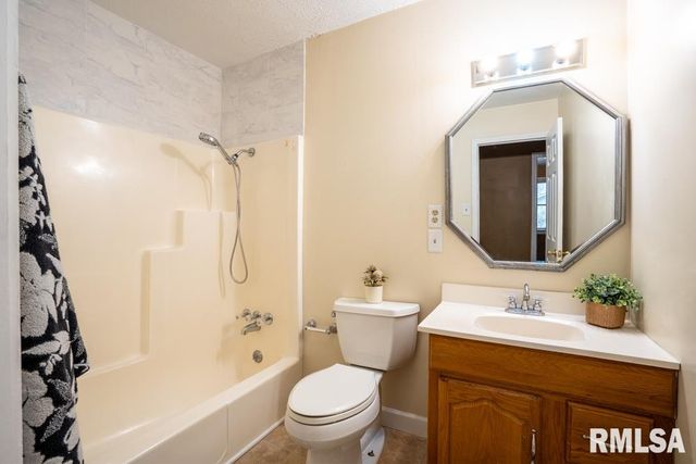 1401 S THOMAS Street, Carterville, IL 62918