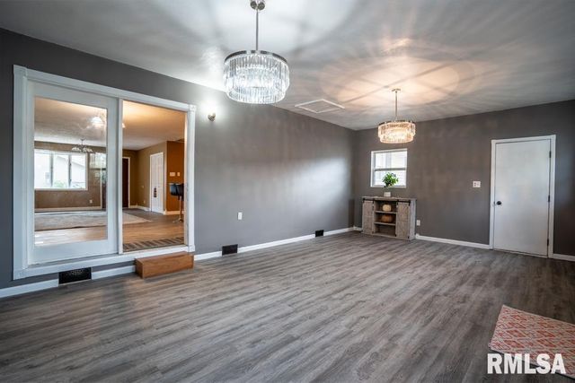 1401 S THOMAS Street, Carterville, IL 62918