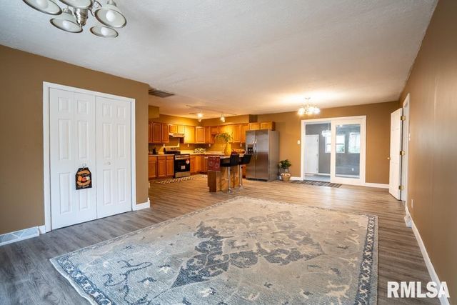 1401 S THOMAS Street, Carterville, IL 62918