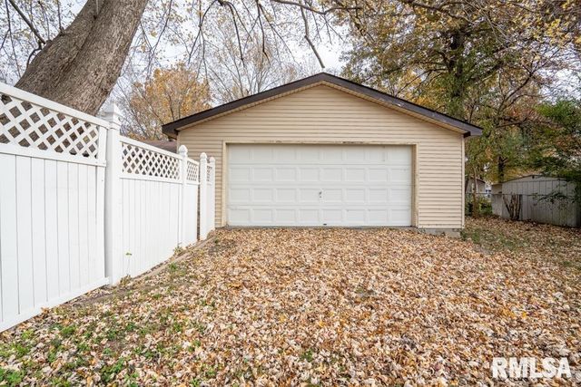 1401 S THOMAS Street, Carterville, IL 62918