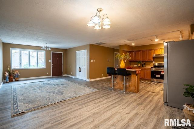 1401 S THOMAS Street, Carterville, IL 62918