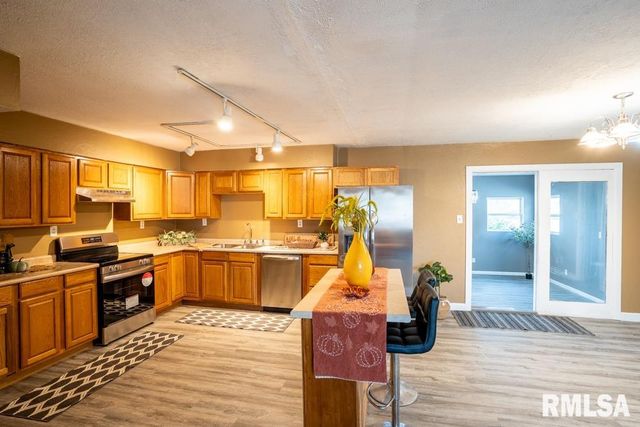 1401 S THOMAS Street, Carterville, IL 62918