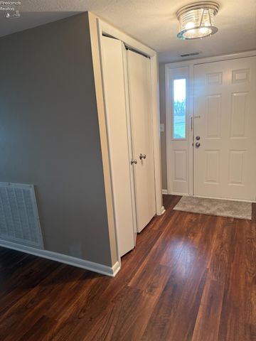 10921 N Bay Point Dr Apt 504, Marblehead, OH 43440