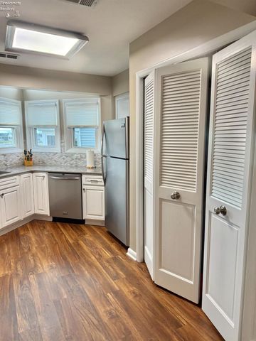 10921 N Bay Point Dr Apt 504, Marblehead, OH 43440