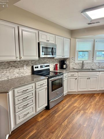 10921 N Bay Point Dr Apt 504, Marblehead, OH 43440