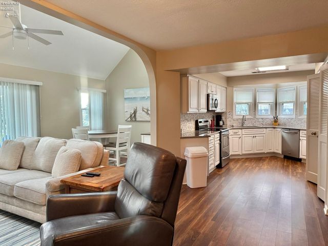 10921 N Bay Point Dr Apt 504, Marblehead, OH 43440