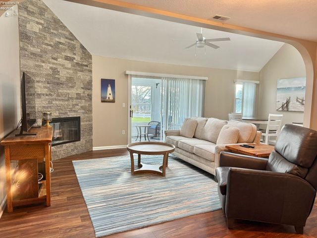 10921 N Bay Point Dr Apt 504, Marblehead, OH 43440