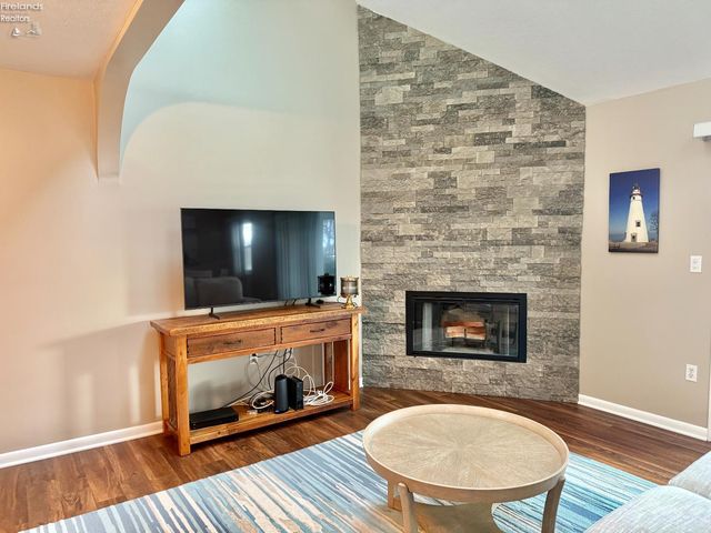 10921 N Bay Point Dr Apt 504, Marblehead, OH 43440