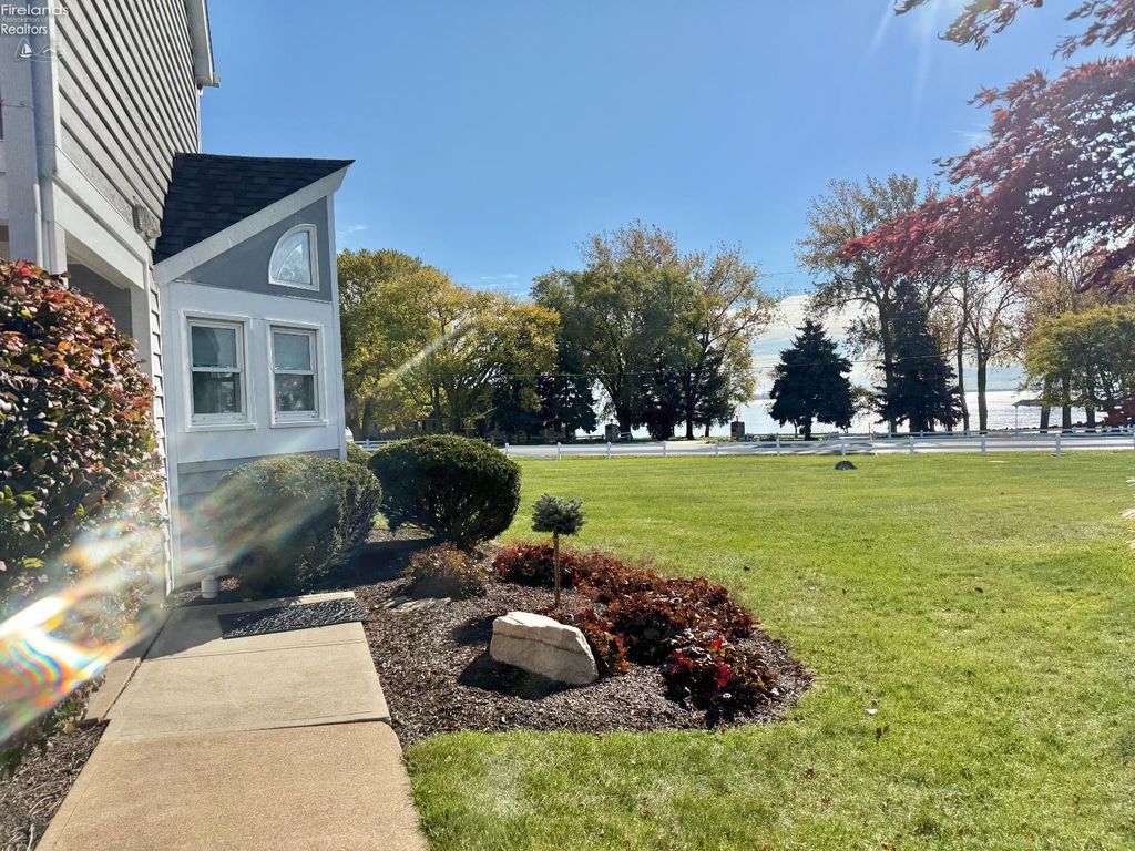 10921 N Bay Point Dr Apt 504, Marblehead, OH 43440