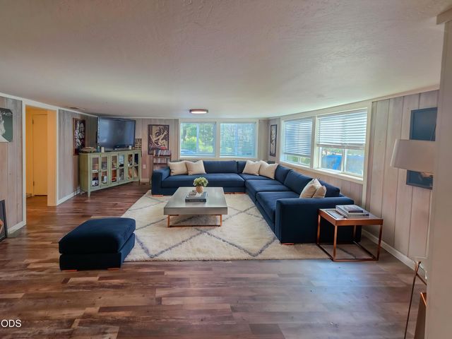 3757 Russell Road, Grants Pass, OR 97526