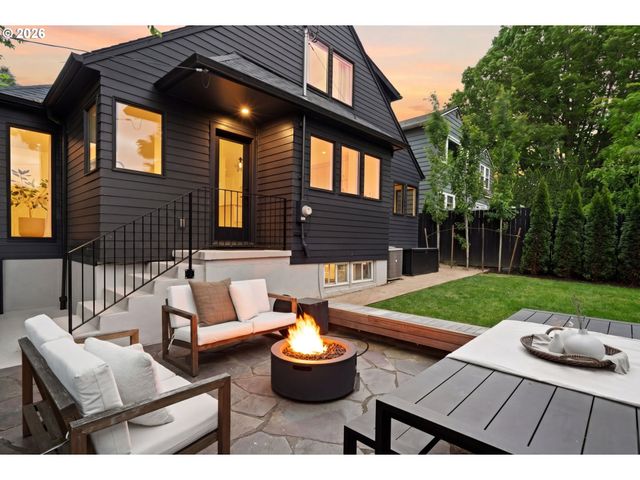 2834 Se CARLTON St, Portland, OR 97202
