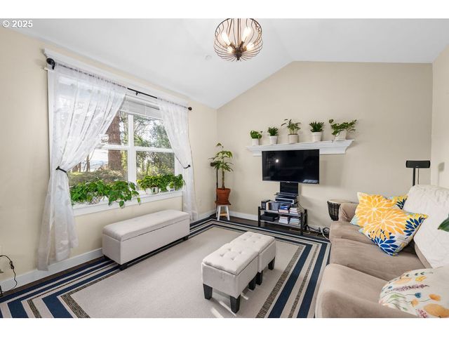 1676 Se 3RD St, Astoria, OR 97103