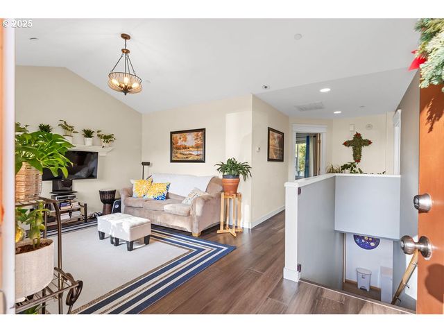 1676 Se 3RD St, Astoria, OR 97103