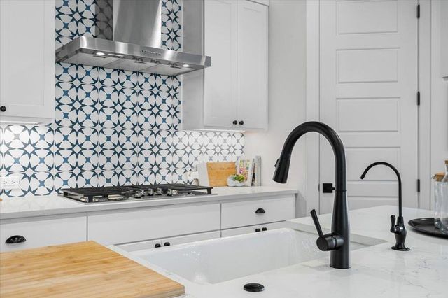 6508 Velvet Leaf LN, Buda, TX 78610