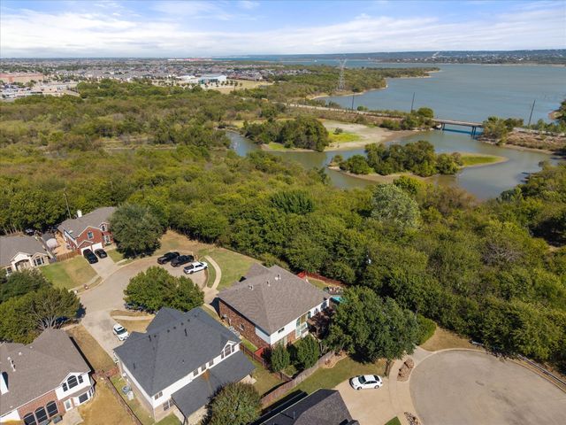 6 Whispering Bend Court, Mansfield, TX 76063