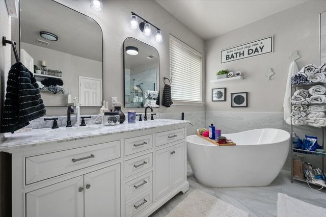 6 Whispering Bend Court, Mansfield, TX 76063