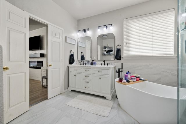 6 Whispering Bend Court, Mansfield, TX 76063