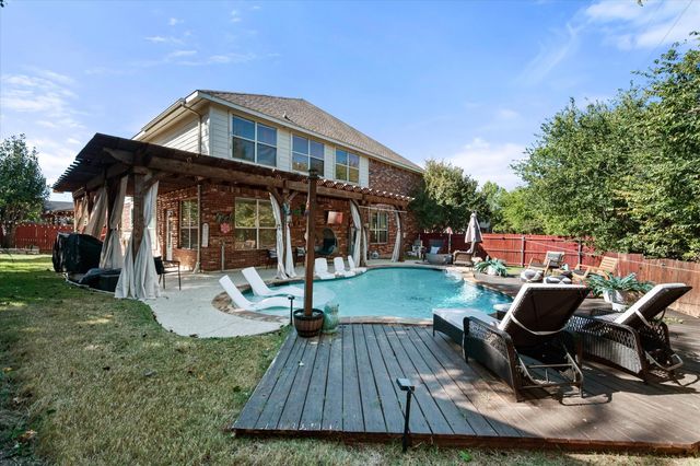 6 Whispering Bend Court, Mansfield, TX 76063