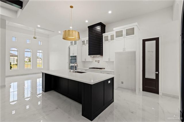 1800 S Queen Street, Edinburg, TX 78539