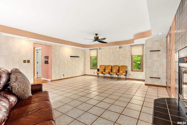 1806 S 14TH Street, Pekin, IL 61554