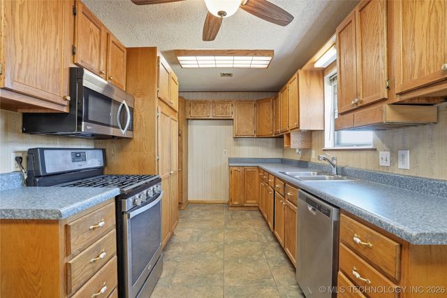 10611 E 112th Place N, Owasso, OK 74055