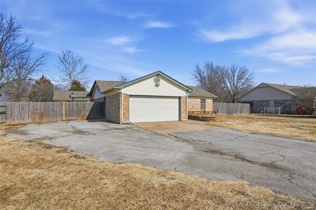 10611 E 112th Place N, Owasso, OK 74055