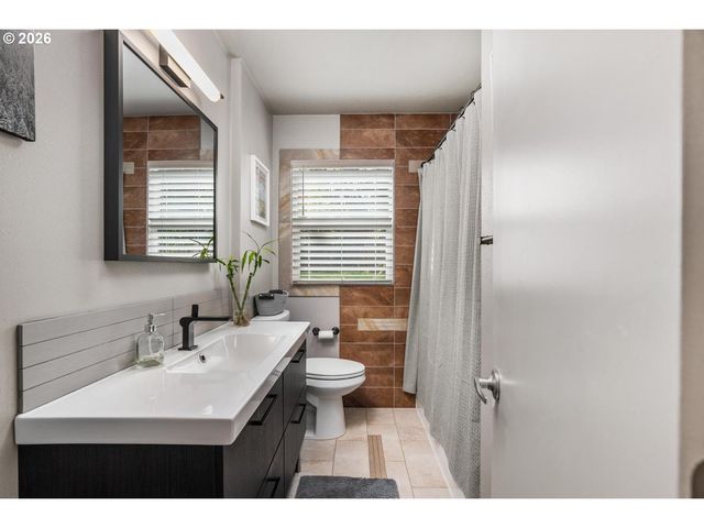 12420 Sw DOUGLAS St, Portland, OR 97225