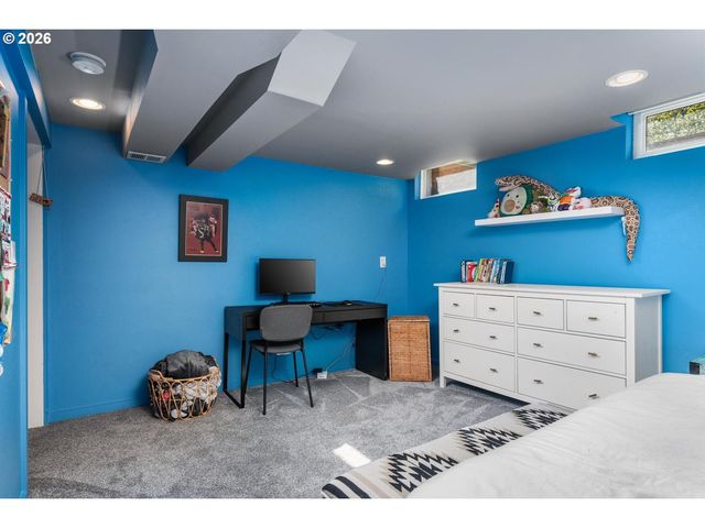 12420 Sw DOUGLAS St, Portland, OR 97225