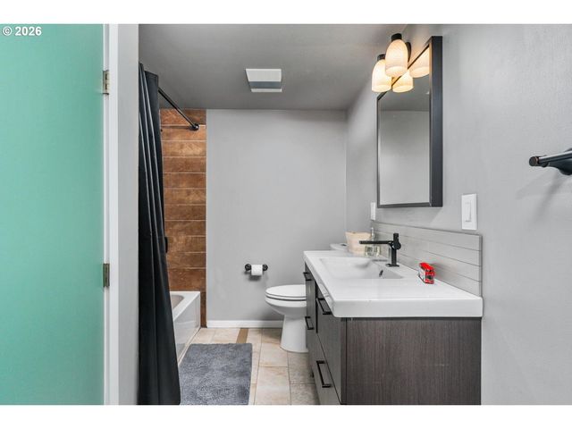 12420 Sw DOUGLAS St, Portland, OR 97225