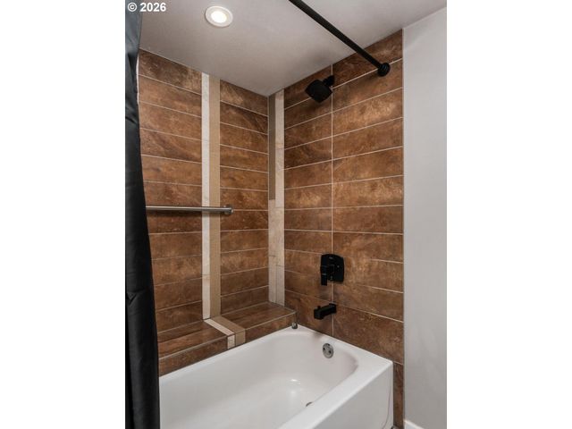 12420 Sw DOUGLAS St, Portland, OR 97225