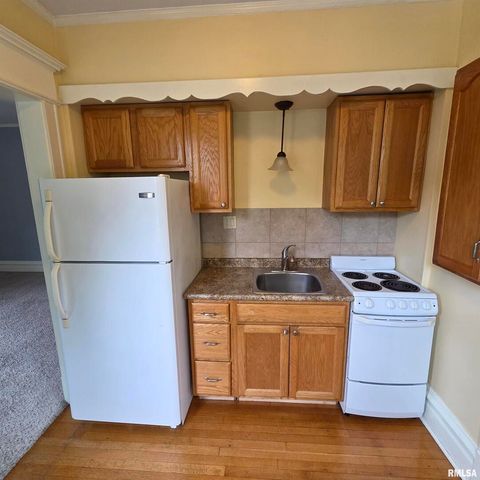 11 OAK Lane, Davenport, IA 52803