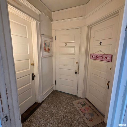 11 OAK Lane, Davenport, IA 52803