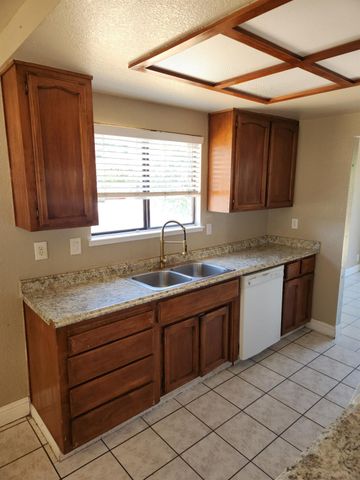 700 Lacross Ct, Modesto, CA 95351