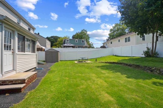 5 Sally St, Bloomingdale Boro, NJ 07403