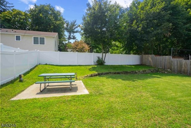 5 Sally St, Bloomingdale Boro, NJ 07403