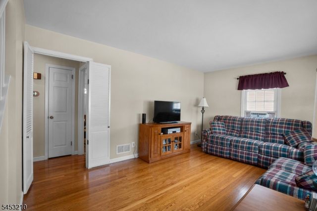5 Sally St, Bloomingdale Boro, NJ 07403