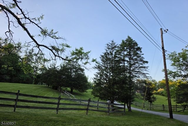 15 Plotts Rd, Hampton Twp., NJ 07860