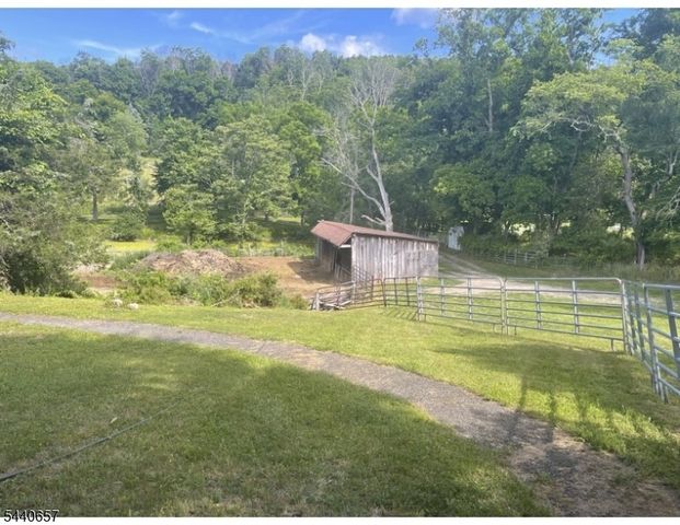 15 Plotts Rd, Hampton Twp., NJ 07860