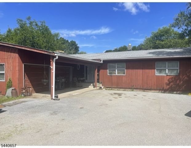 15 Plotts Rd, Hampton Twp., NJ 07860