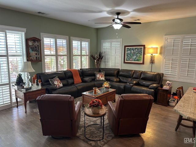 10026 Besancon Way, Bakersfield, CA 93306