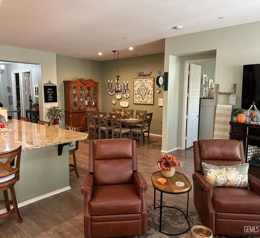 10026 Besancon Way, Bakersfield, CA 93306