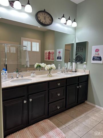 10026 Besancon Way, Bakersfield, CA 93306